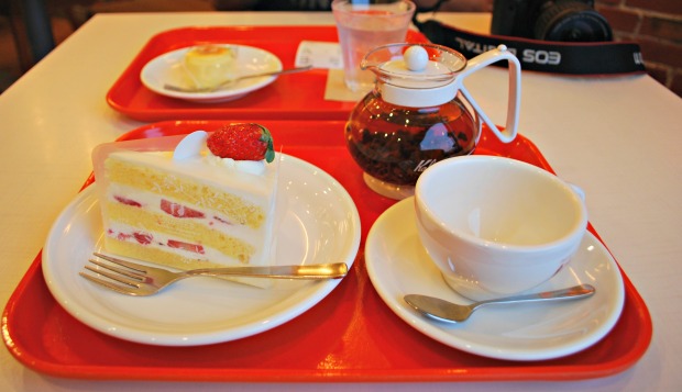 strawberry cake and cheesecake